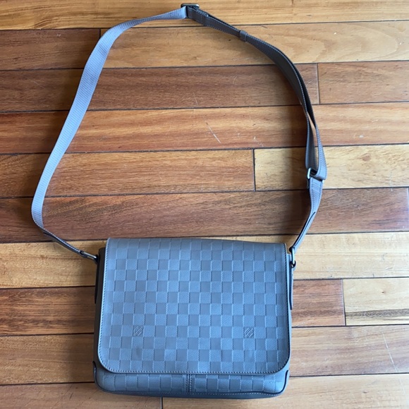 Louis Vuitton grey leather messenger bag - Picture 2 of 16